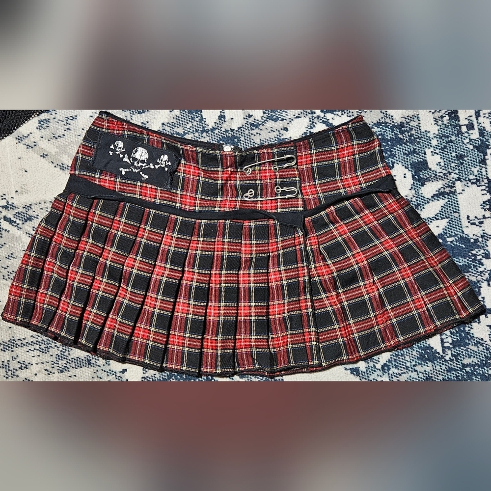 Vintage Serious Plaid Schoolgirl Skirt - Medium (Like New) Y2K (2002 Edition)